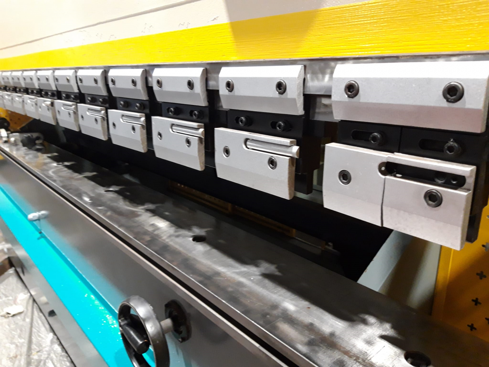 UPOGIBNA STISKALNICA EMERSON 3000X100 TON