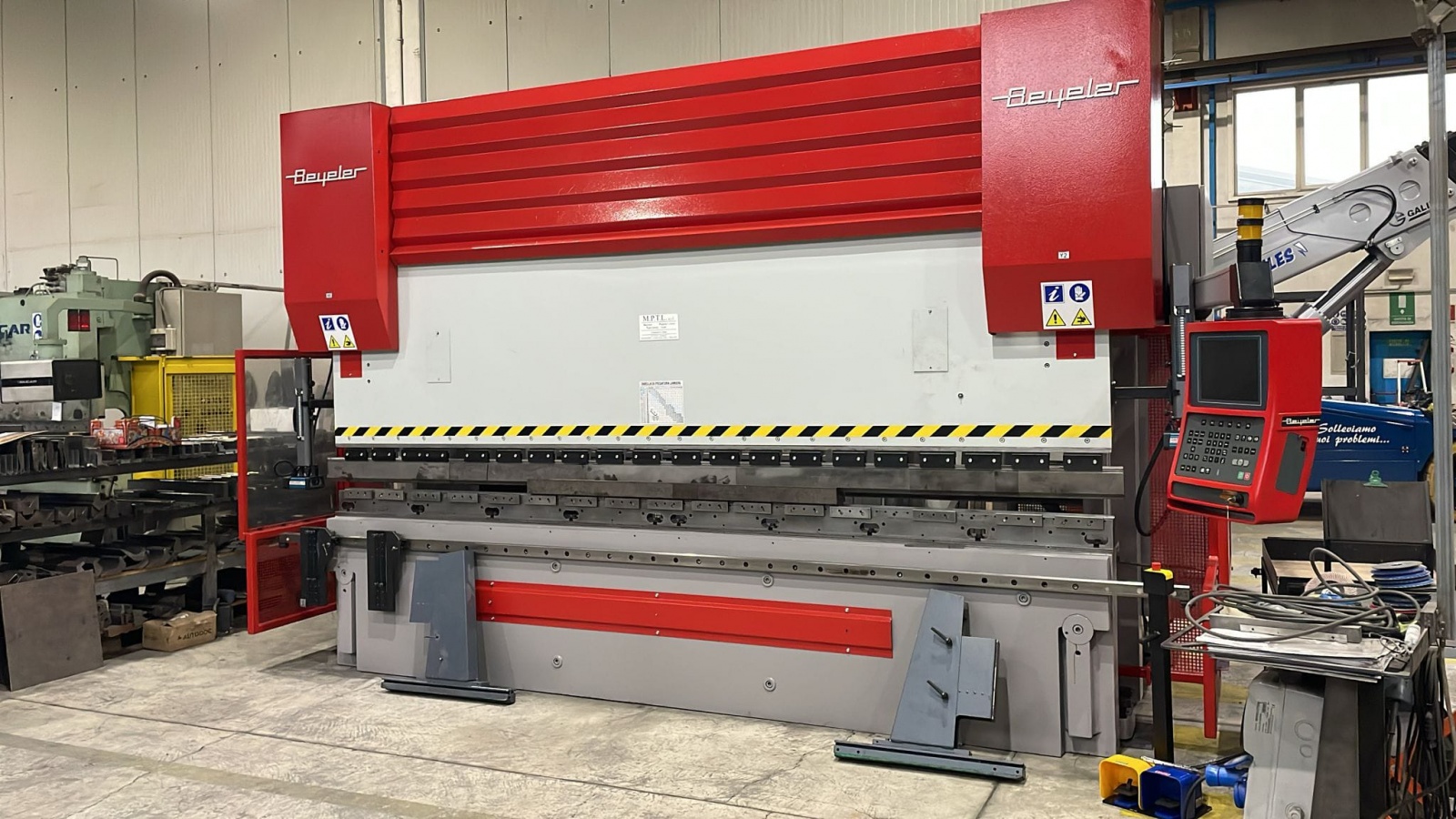 UPOGIBNA STISKALNICA  4000/320 TON BEYELER PR 8 - 8 OSI