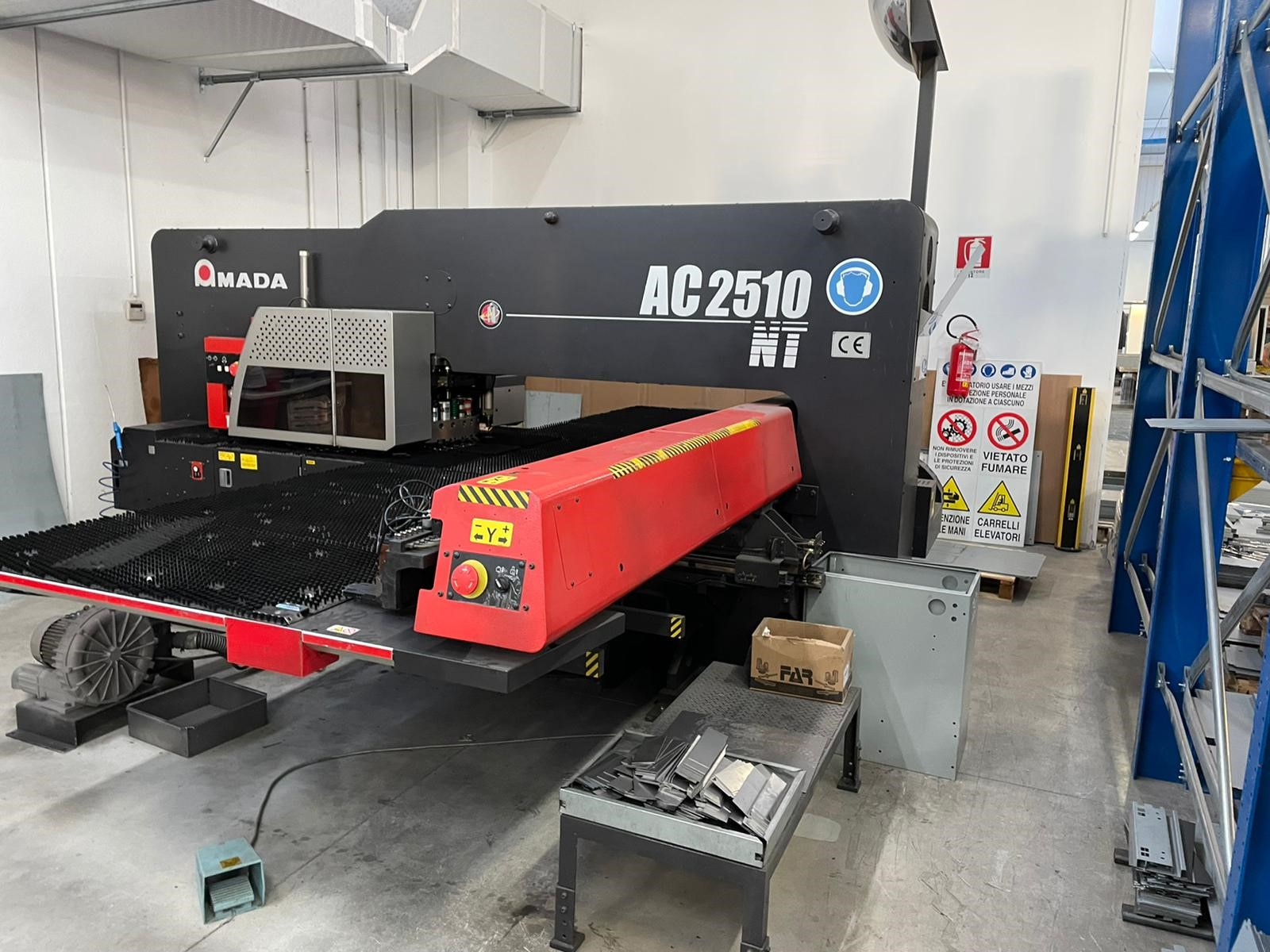 SERVO ELEKTRIČNI CNC PREBIJANI STROJ  AMADA MOD. AE 2510 NT