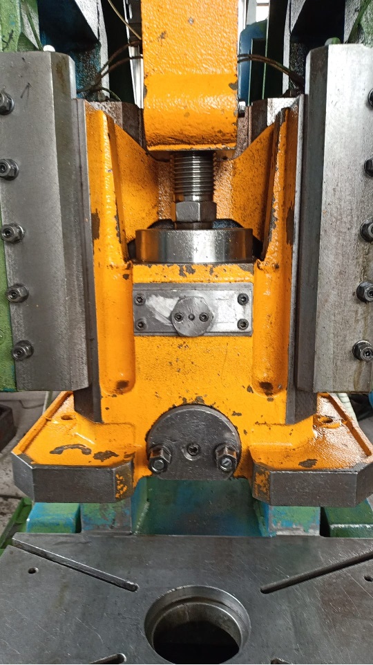 EKSCENTRIČNA STISKALNICA '' C '' OBLIKE SAN GIACOMO 50 TON